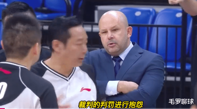 雅尼斯|CCTV5全国直播，CBA裁判集体误判罚下雅尼斯，北京大帅鼓掌嘲讽