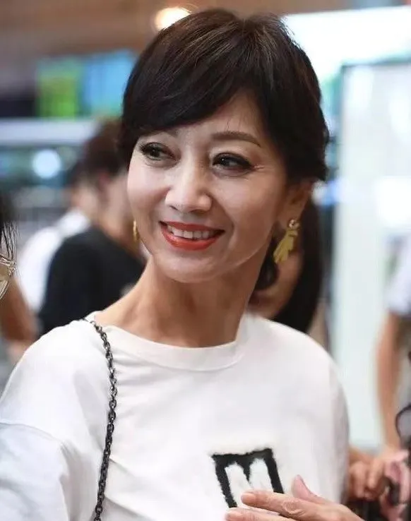 艾小羊|艾小羊:P图造假扮嫩!67岁做顶流,姐姐真敢!