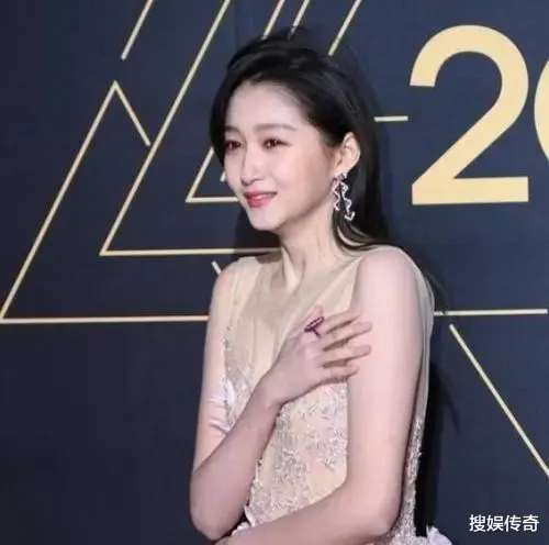 郭采洁|女星零下7度红毯比美，倪妮冻得直打颤，杨幂冻得笑不出来