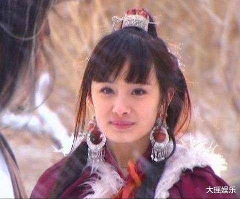 杨幂|17年前,有谁注意到刘亦菲身后打伞的小女孩,现已火得一塌糊涂!