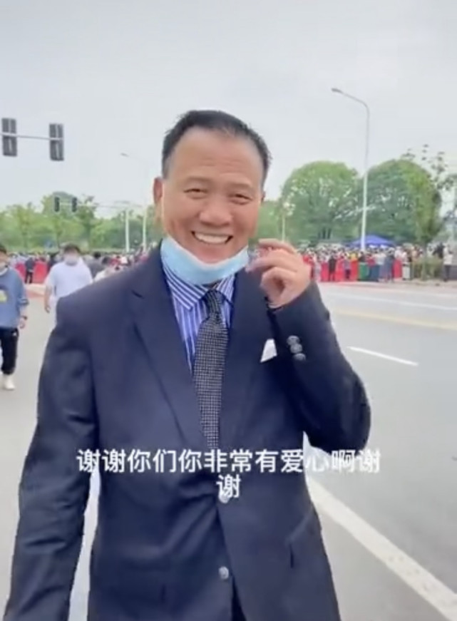 万梓良|港星万梓良到场送别袁隆平院士，却因笑容满面录制视频备受争议