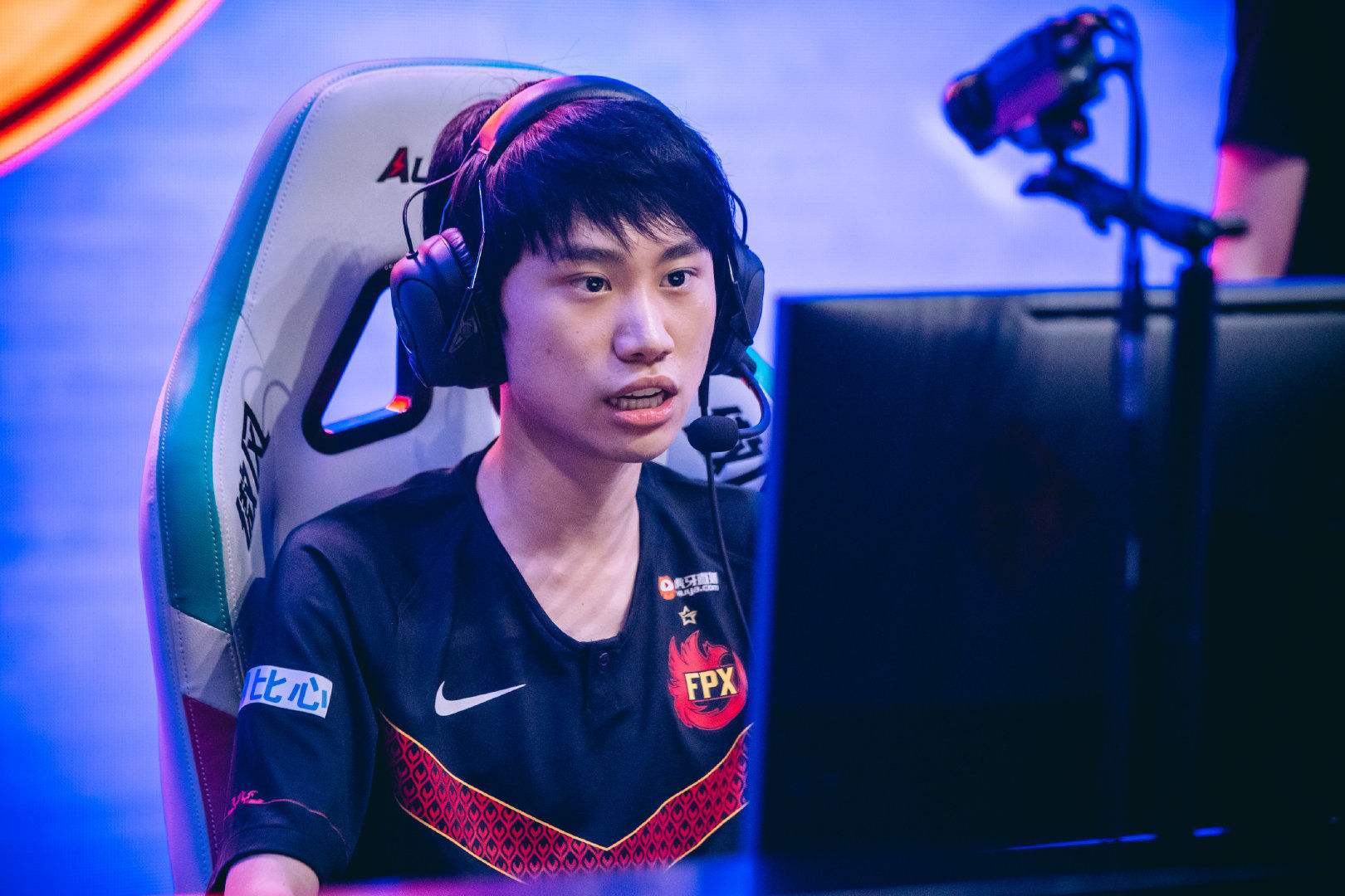 rookie|LOL:JackeyLove情商有多高,采访谈及369,为人处世拉满了!