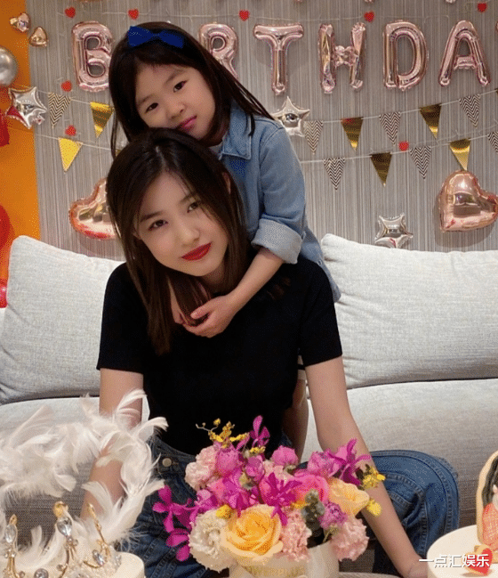 汪曼熙|章子怡继女合照曝光，16岁显成熟风范，穿低领衣和异性亲密合影