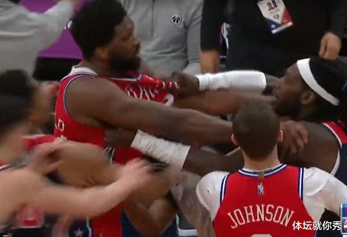 哈雷爾|火爆！2大NBA惡漢抱摔，10人亂作一團，裁判拉不住，哈雷爾被驅(qū)逐