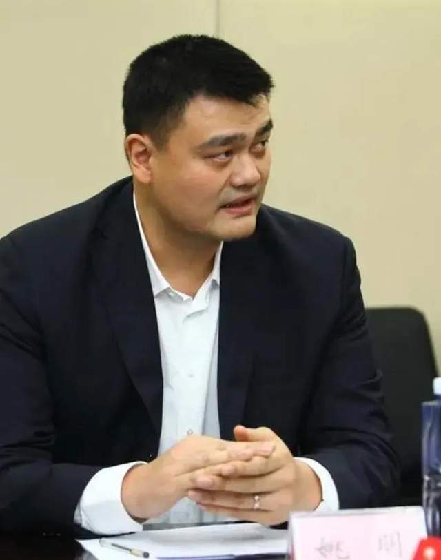 首钢集团|黑哨！汪梅全国直播下公然偏袒首钢，副裁苦笑无奈摇头，CBA完了