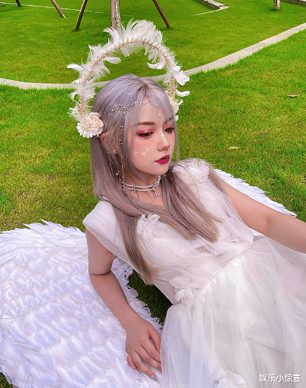 美颜|网红“刀小刀”户外活动被偶遇,离开十级美颜后,脸肿嘴歪似路人