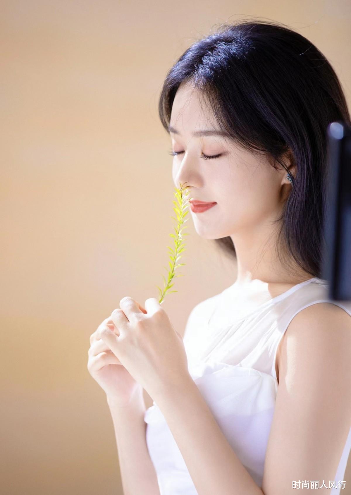 艾玛·沃特森|赵丽颖终于参加时尚活动了！最新大片封面曝光，穿裸粉色变成熟了