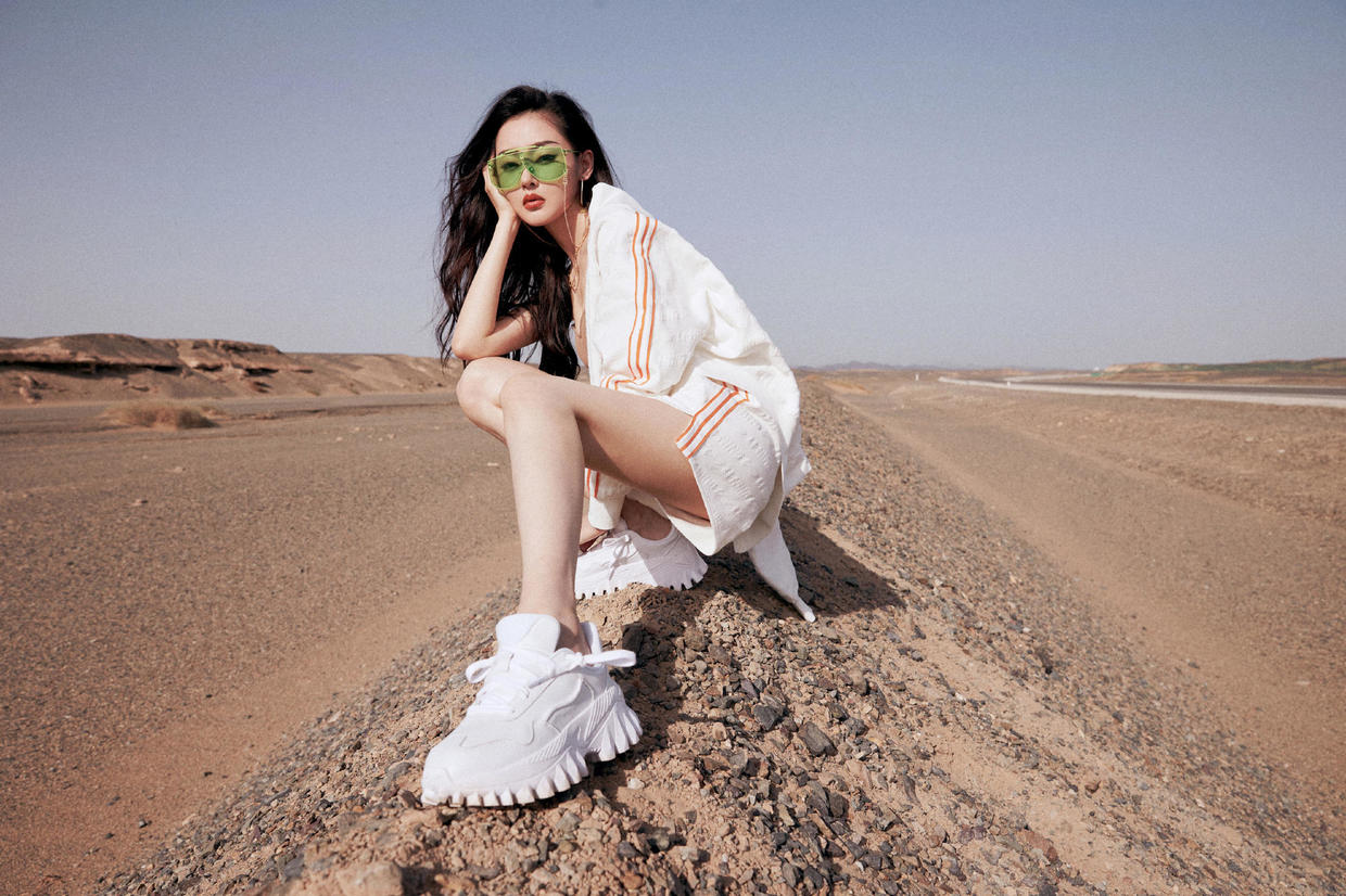 成毅|张天爱真是“人间尤物”,穿运动风套装配背心都如此性感,超好看