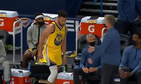 史蒂夫·科爾|我想再打會兒！庫里剛想上場！科爾反手摁住了他：不不不，你不想