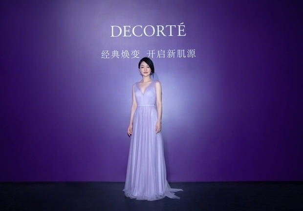 金·卡戴珊|离婚后的周迅风格大变，穿纱裙亮相甜美似少女，扎起头发也不老气