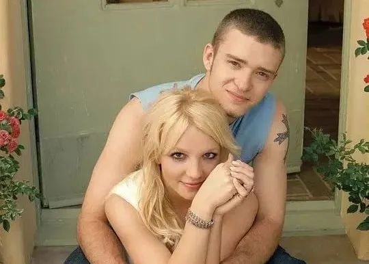 布兰妮·斯皮尔斯|顶流天后官宣订婚，堕落往事被扒：10岁起被渣男轮流“侵犯”