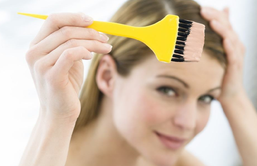 染发|头发“一半黑一半黄”，怎么才能染均匀？学会这三招轻松染头发