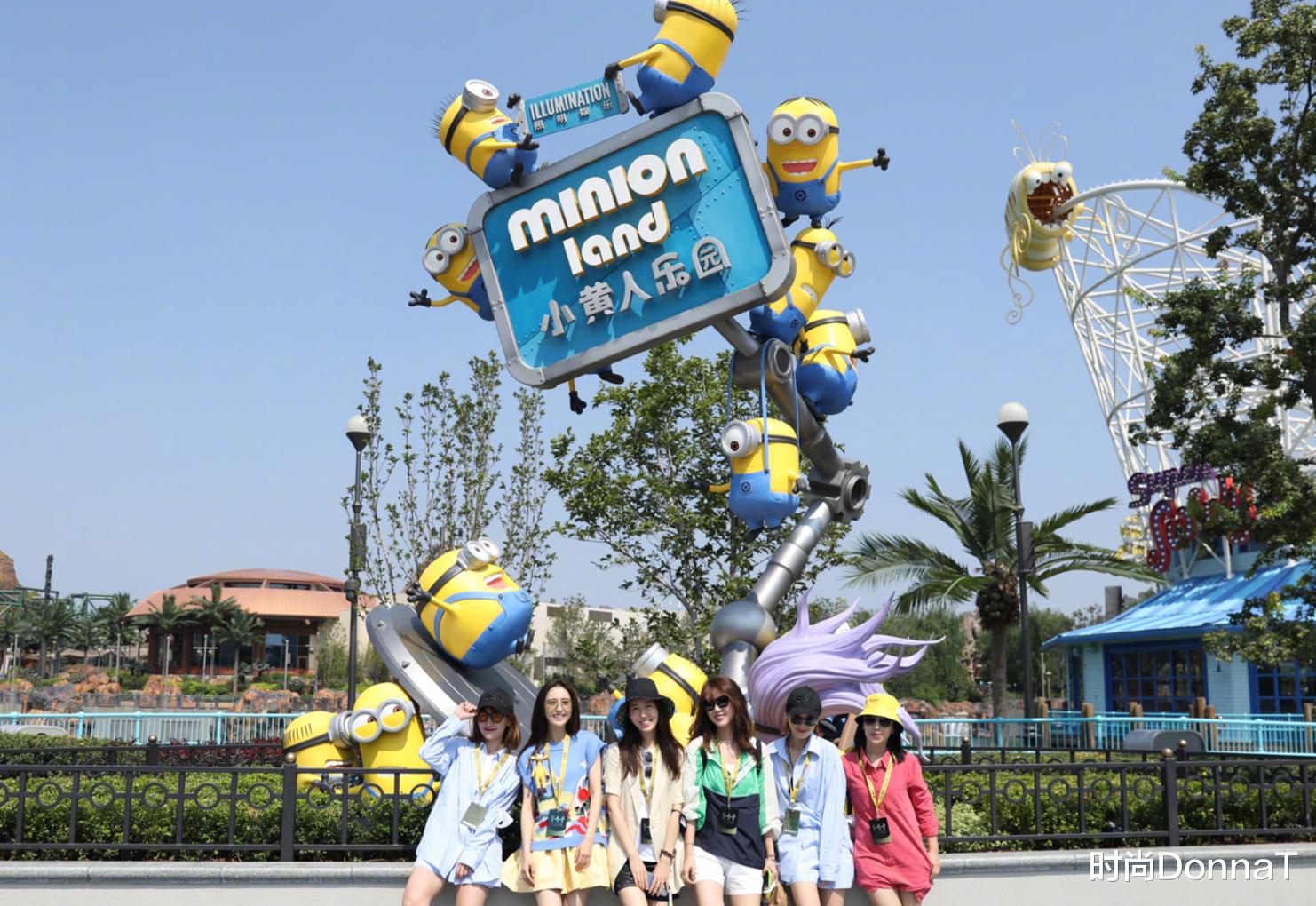 时尚DonnaT|明星们打卡环球影城,佟丽娅优雅,董璇日常服,周雨彤:唐突了!