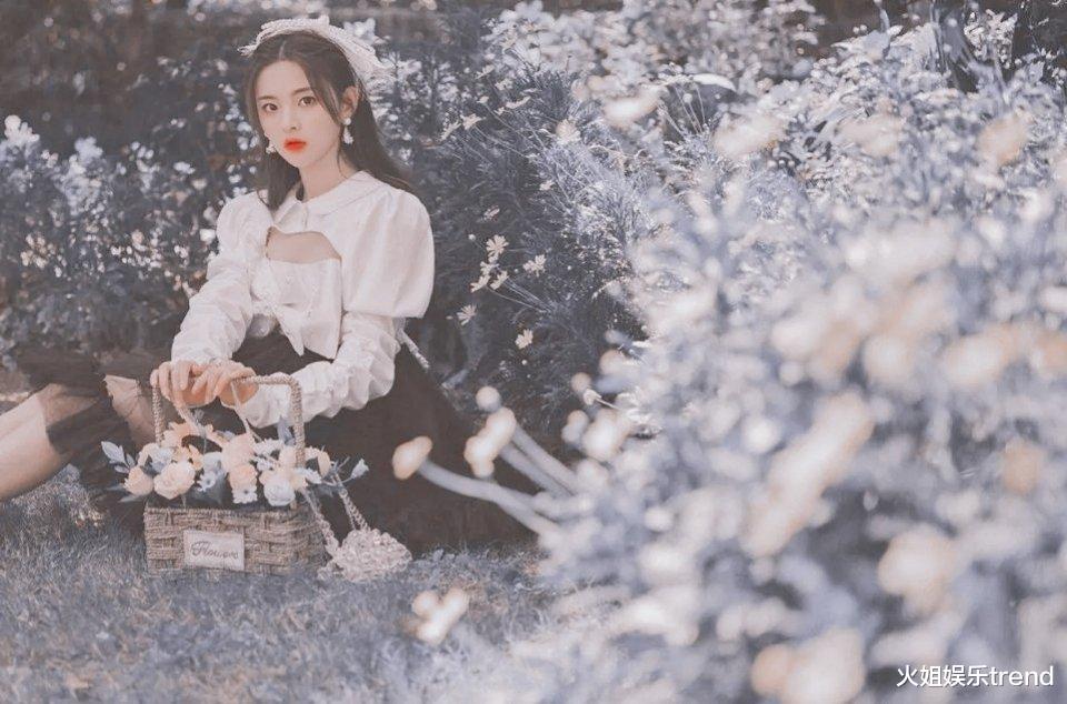 杨超越|杨超越为某品牌拍的广告，造型甜美似MV女主