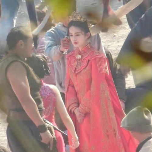 吴奇隆|任嘉伦新剧衣服竟开衩？李沁一袭红衣惊艳众人，网友：女主换得好