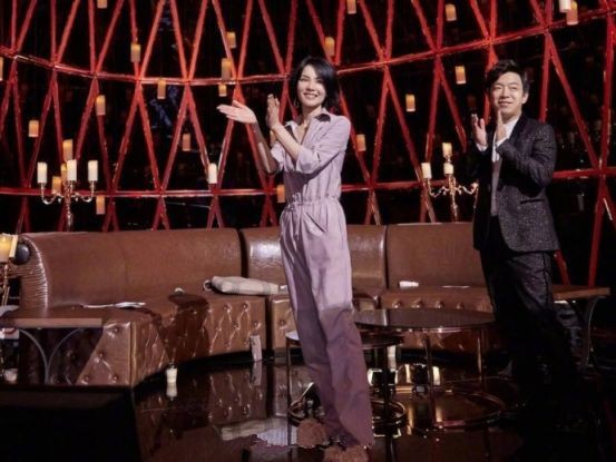 饮食|王菲同框窦靖童也放飞，烫“迪克牛仔式”卷发，配连体裤真豪横