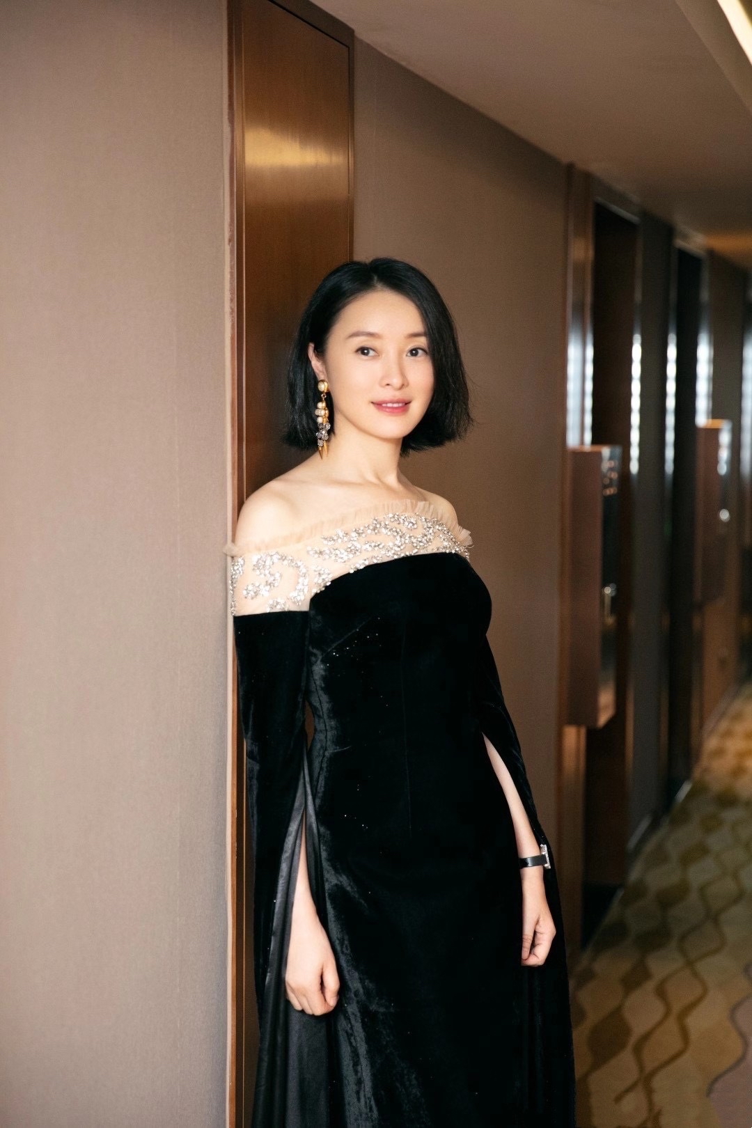 哚乐Like时尚 吴越终于高调，一袭黑色星河丝绒抹胸裙神秘高贵，轻松美成焦点