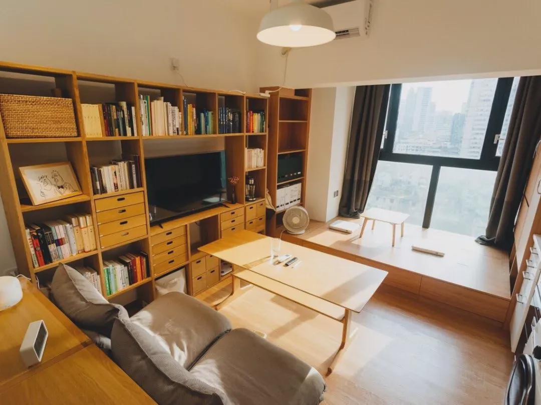 阳台是封闭式的,做个榻榻米,白白多出一间房,客厅还显大!