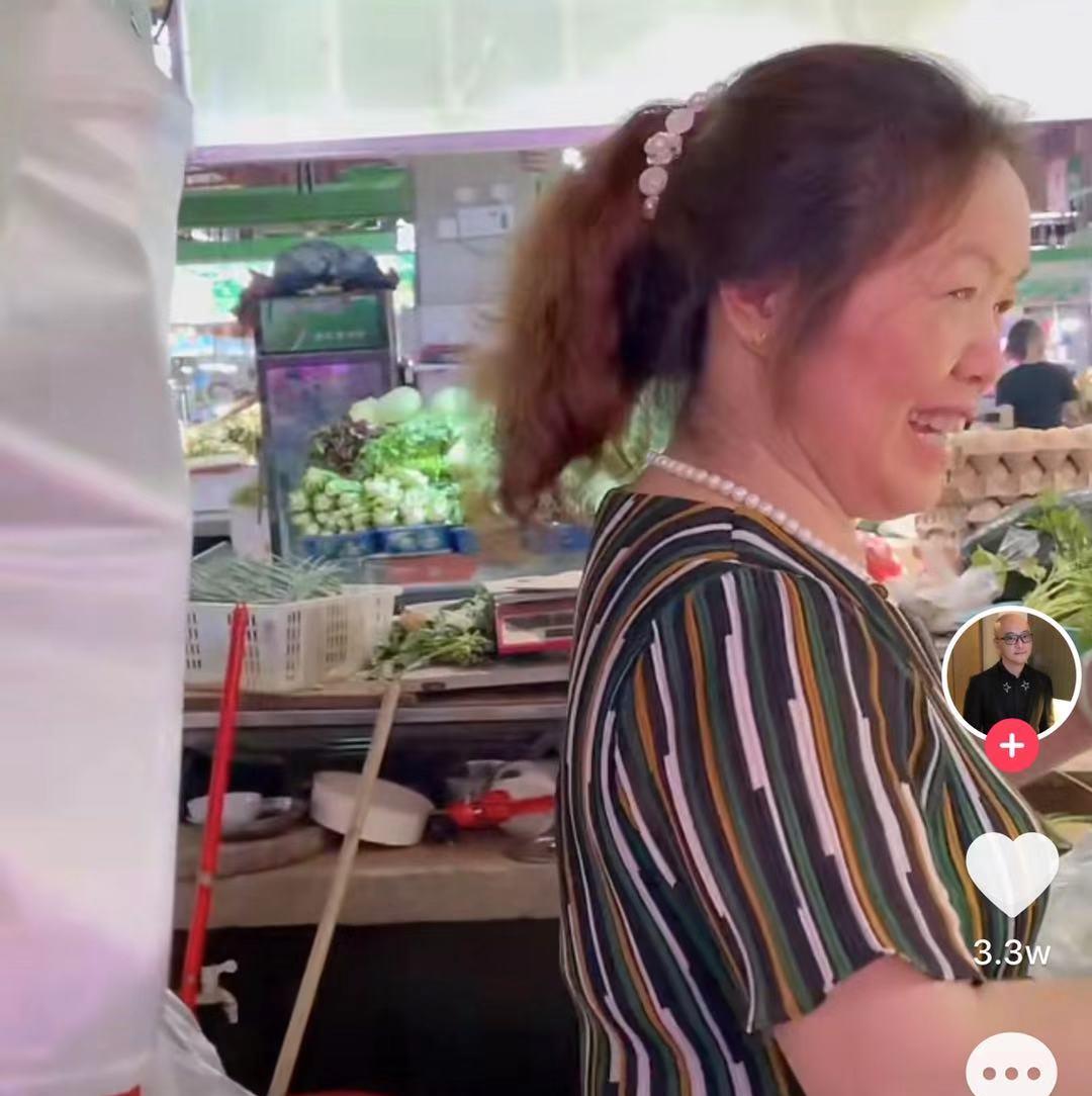 黎耀祥|57岁黎耀祥逛中山菜场，喊卖菜阿姨靓女没架子，已在当地买房定居