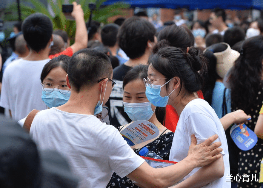 兰心育儿|资助的贫困女孩，高考只考了392分，该劝孩子复读一年吗？