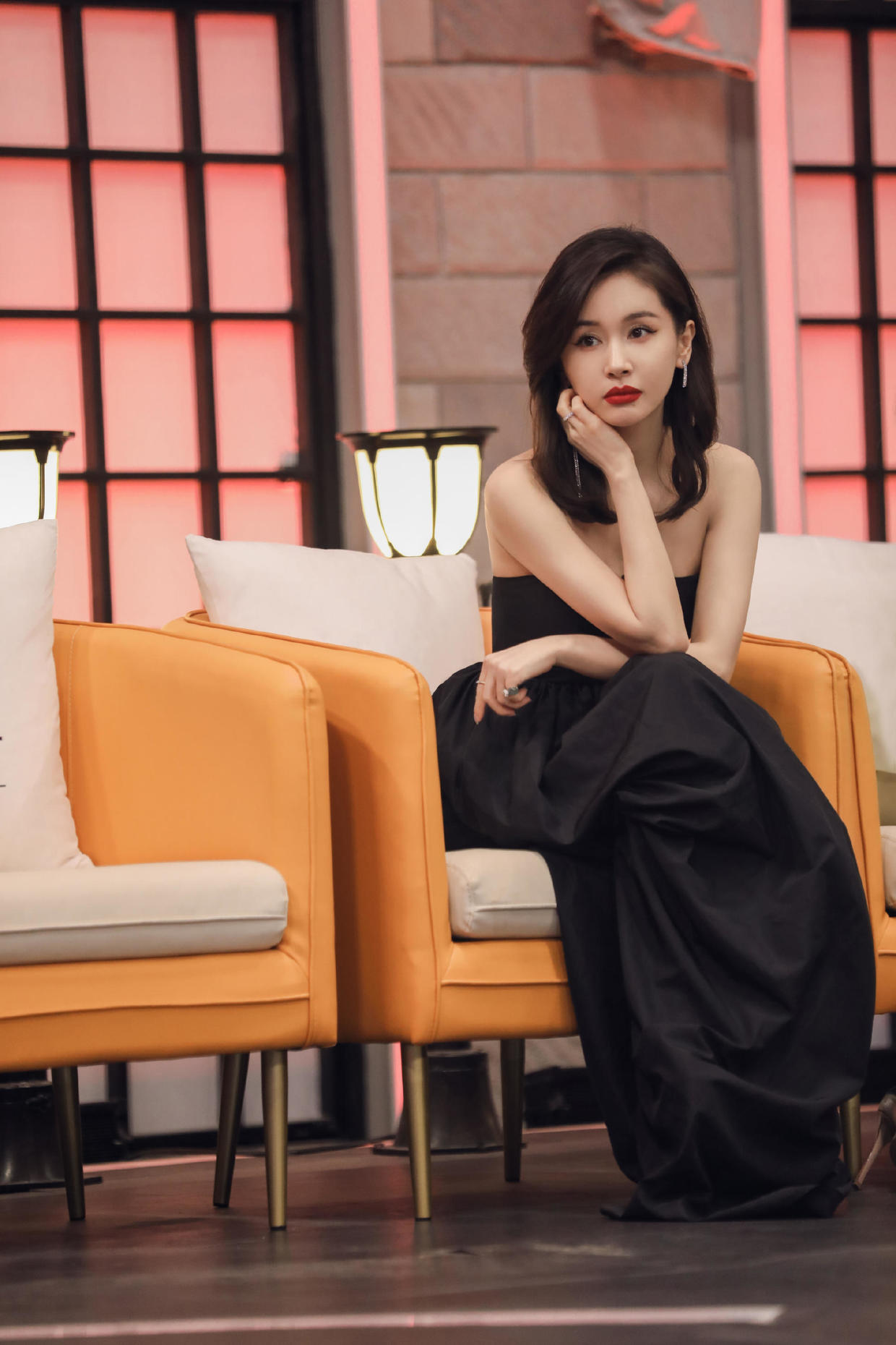 何有强|王子文真是小个子的骄傲，黑色抹胸连衣裙高级洋气，气场不输超模