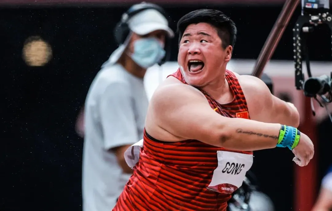 白敬亭|酸了！被杨洋、白敬亭当众比心，她才是圈内宠儿！