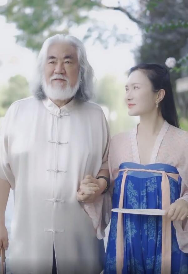 杜星霖|70岁张纪中又要当爸？杜星霖小腹隆起疑怀三胎：家里又迎来新春天