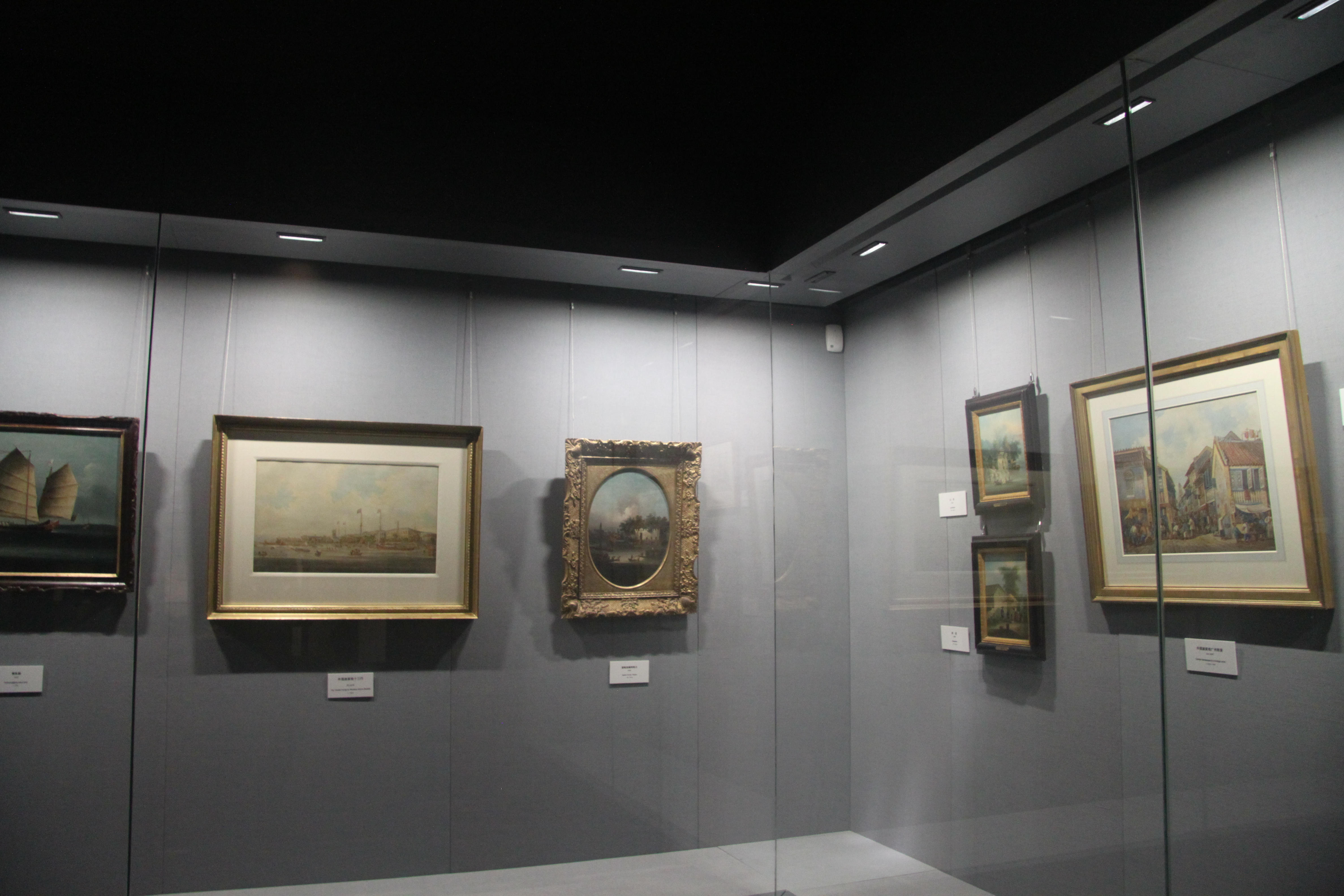 |广博展厅中，外销品品类涵盖画卷、金银器、钟表、瓷器和扇子等