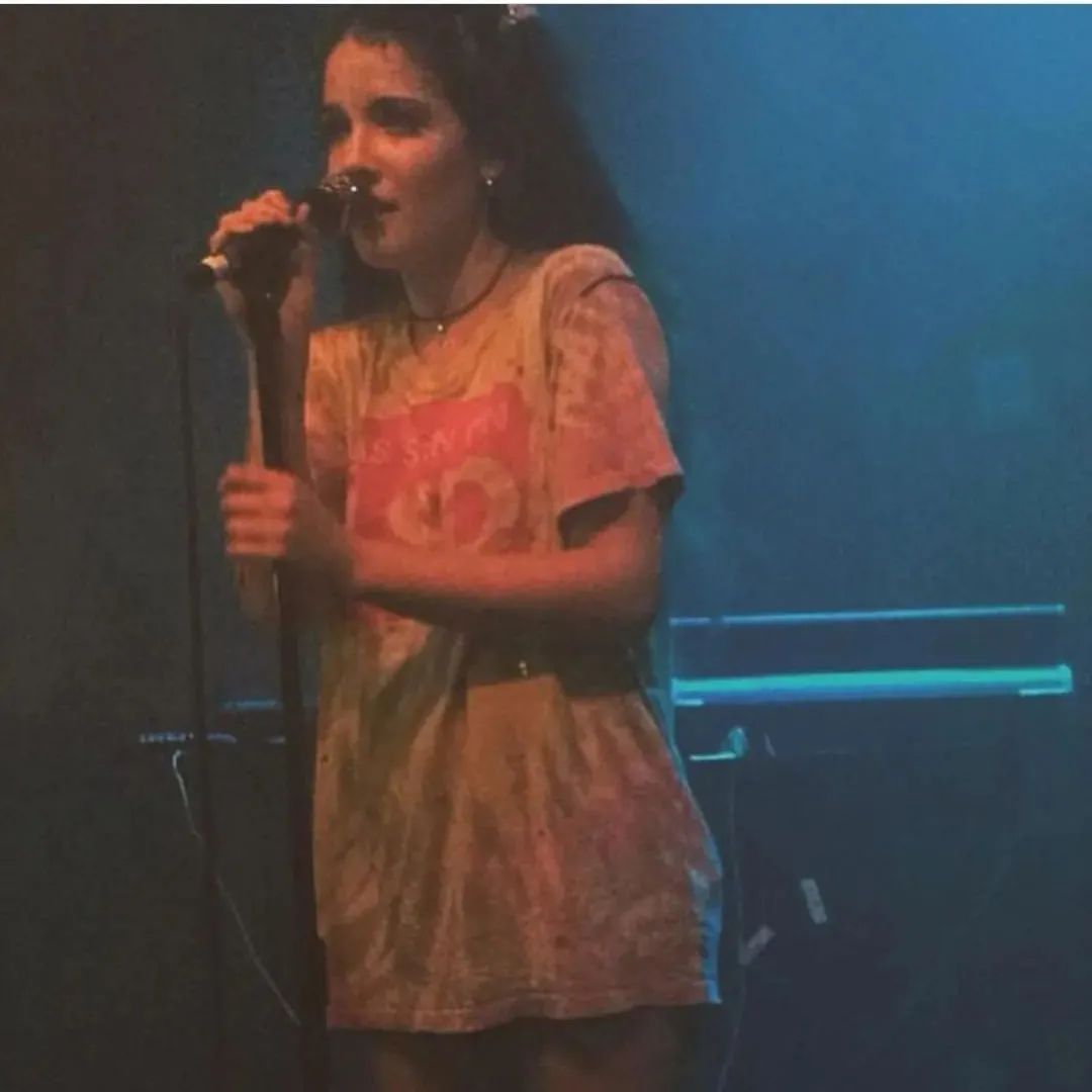 女孩|21岁在舞台上流产，23岁一曲成名获格莱美，网友：酷女孩永不认输