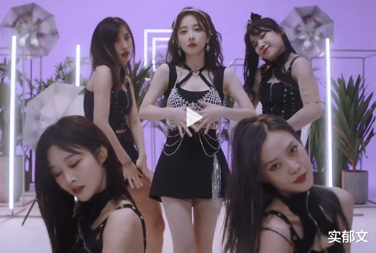 实郁文 冯提莫身材管理在线,小蛮腰成亮点,“深夜放毒”暴露出吃货属性