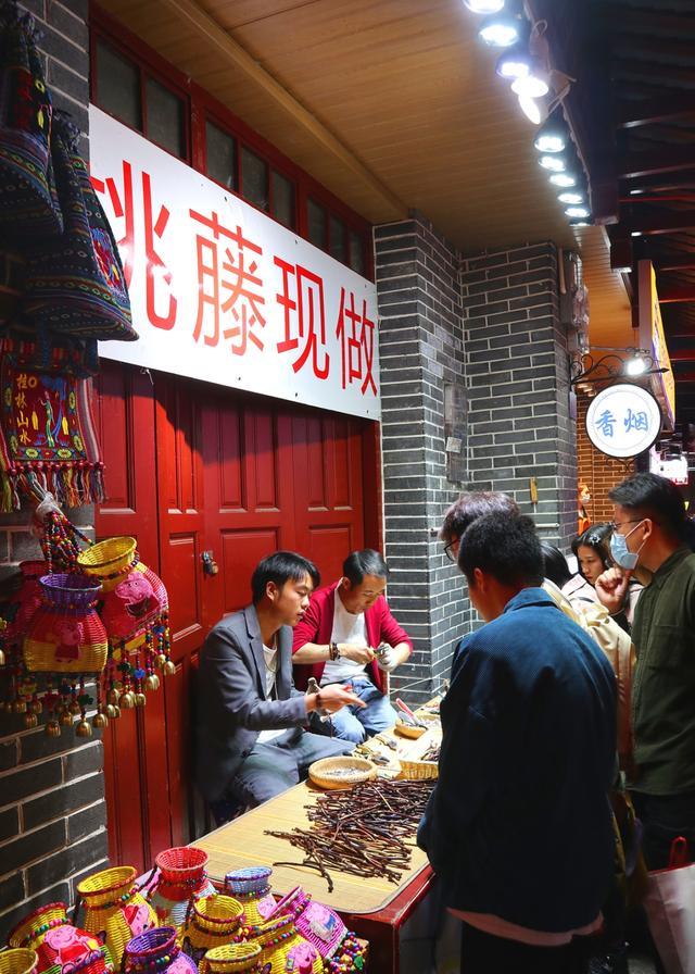 阳朔 小长假第一夜，桂林阳朔西街沸腾了，老外还不少