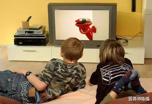 营养师陈倩|暑假孩子近视度数飙升,这些防控近视的知识家长要知道