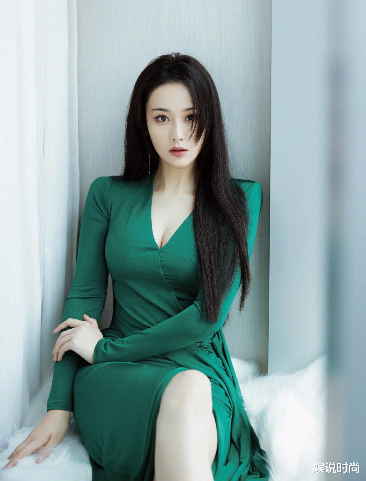 娱说时尚 ?张馨予的高级脸真精致，一袭绿裙遮不住曼妙身材，大长腿太吸睛