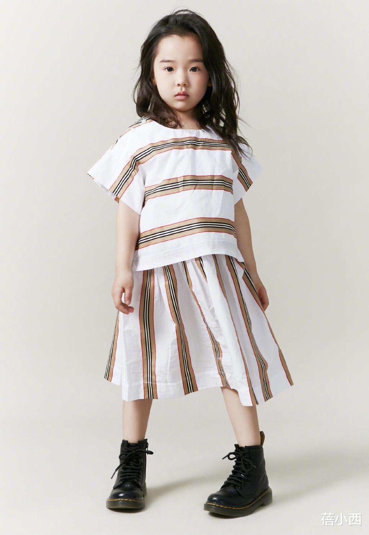 蓓小西|董璇的女儿小酒窝基因真好，穿针织衫+半身裙，气质远超同龄人