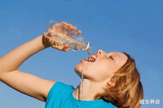 遵生养命 “伤胃”的5种食物，很多人或许还以为很养生，常吃的也在其中