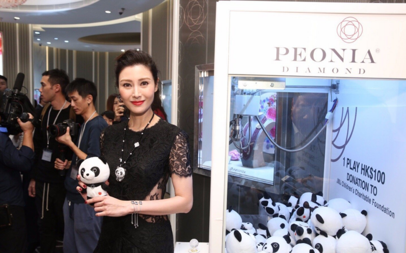 李嘉欣|李嘉欣有任性穿的“资本”！穿黑色蕾丝连衣裙浪漫精致，成熟优雅