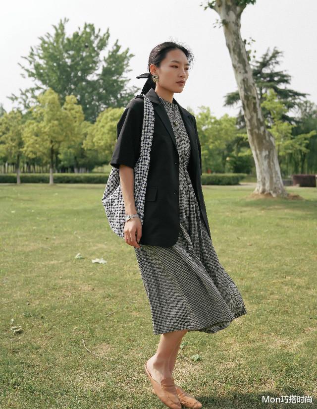 Mon巧搭时尚|40岁女人出门，最好少穿这3种“鞋子”，不仅廉价，上身还很掉价