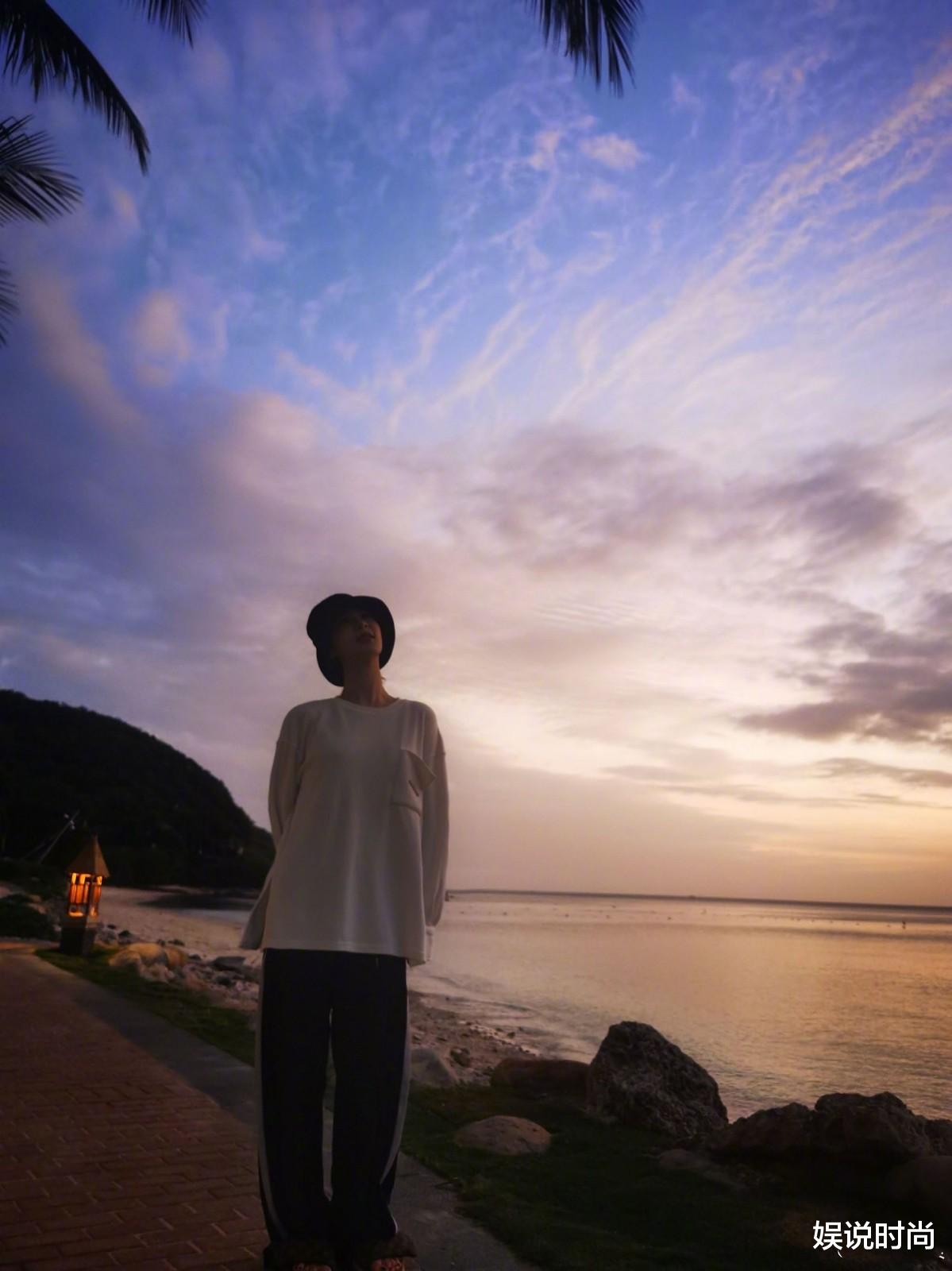 杨紫|30岁的杨紫晒海边度假照，一身穿搭简约时尚，姣好身材目不暇接