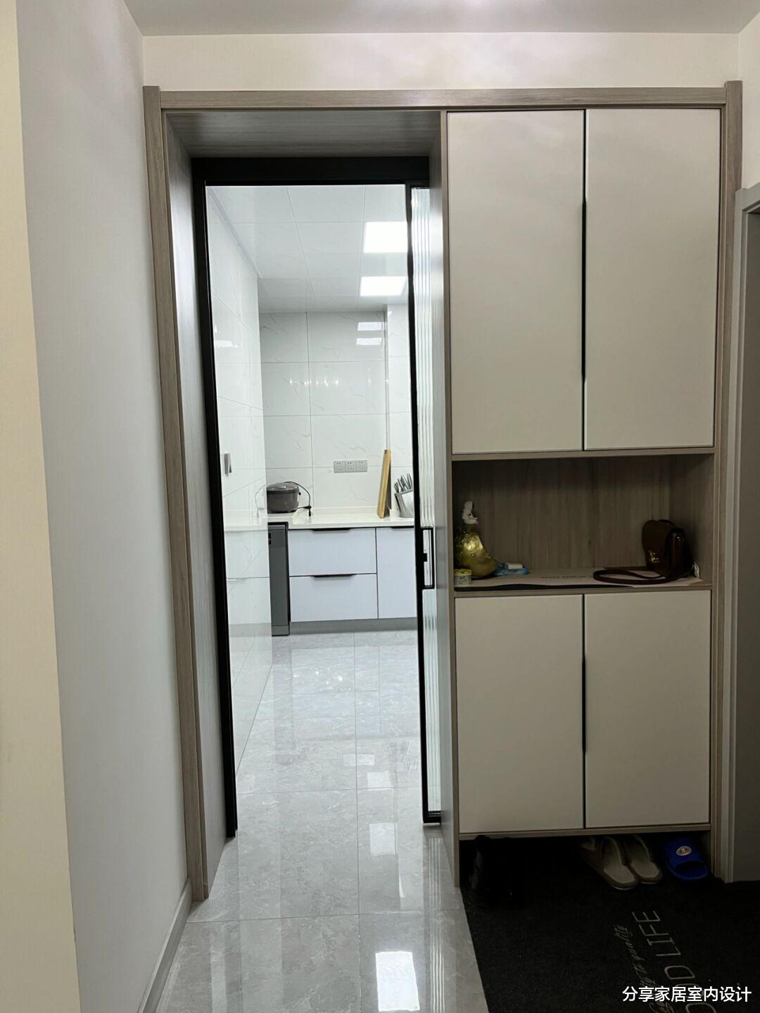 她家花19万装修95平小三房,不做电视墙,把阳台打通效果非常满意