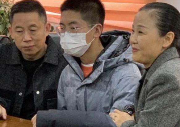 成龙|孙卓姐姐孙悦回国，一头“红发”个性十足，与买家姐姐成鲜明对比