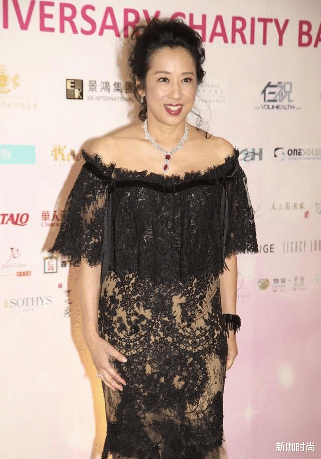 新咖时尚|郭晶晶婆婆不简单，一袭蕾丝黑裙加身，有这气质我也能二嫁豪门！