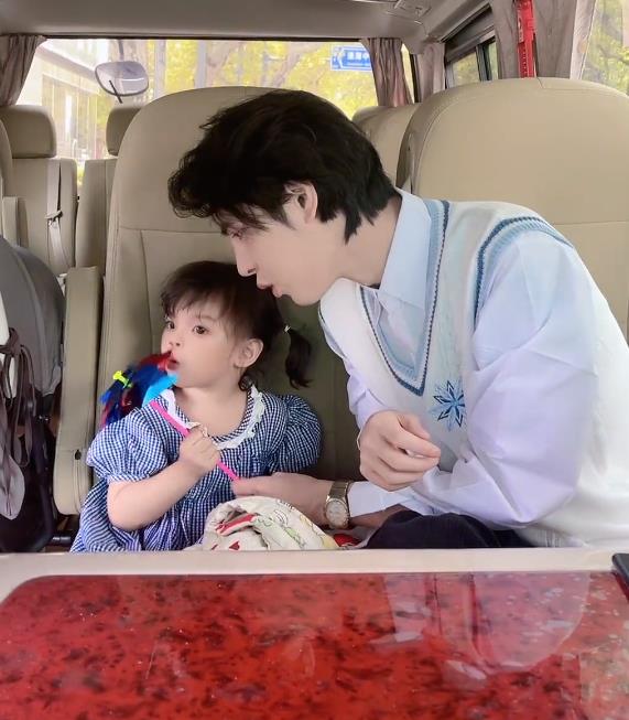 |韩安冉找了个好老公，逛迪士尼被偶遇，男方的表现令人称赞