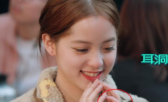 范丞丞|范丞丞只顾玩手机，却意外露出和欧阳娜娜合照，看清备注粉丝慌了