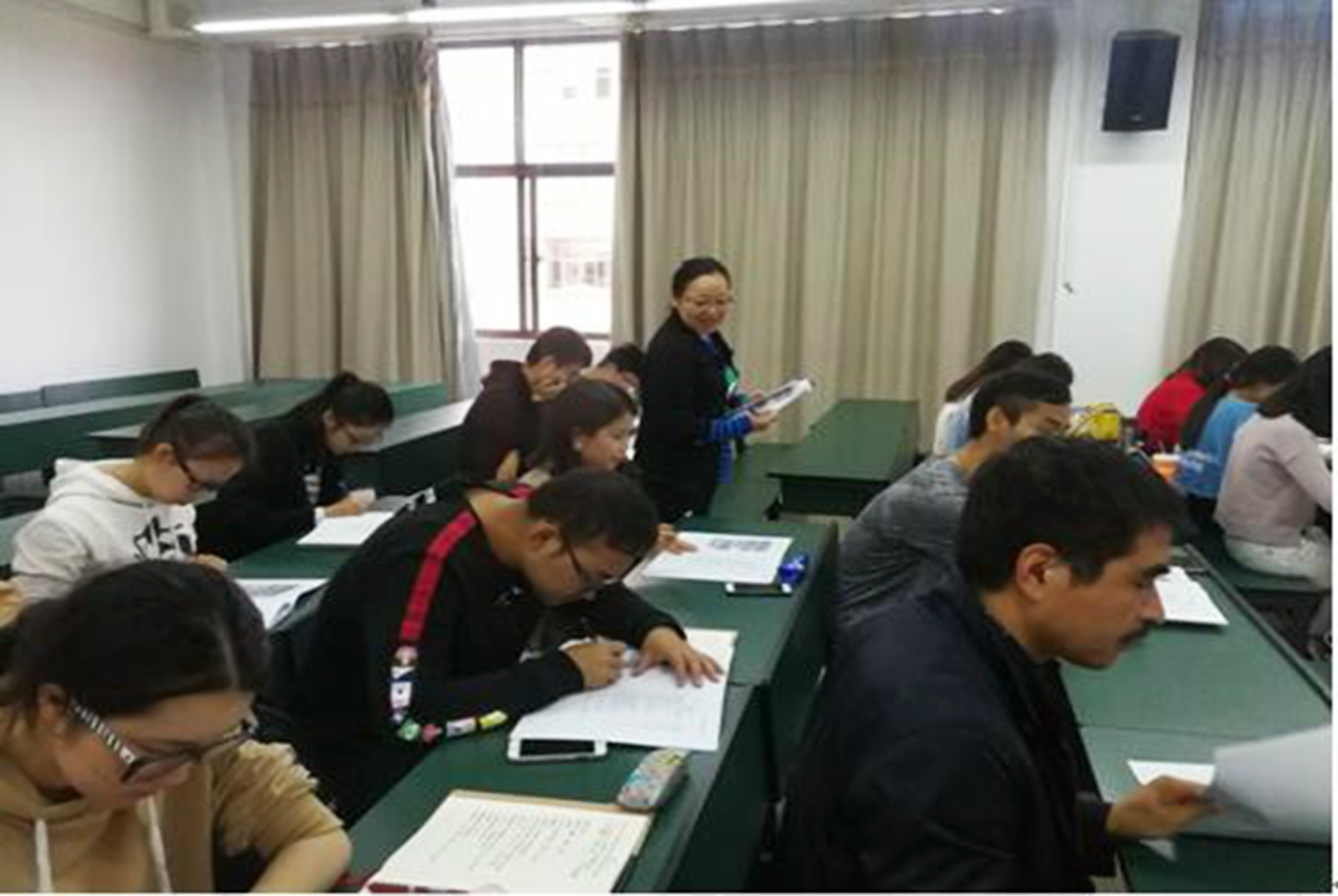 大学|大学辅导员的年薪曝光，难怪很多名校毕业生自愿到学校去当老师