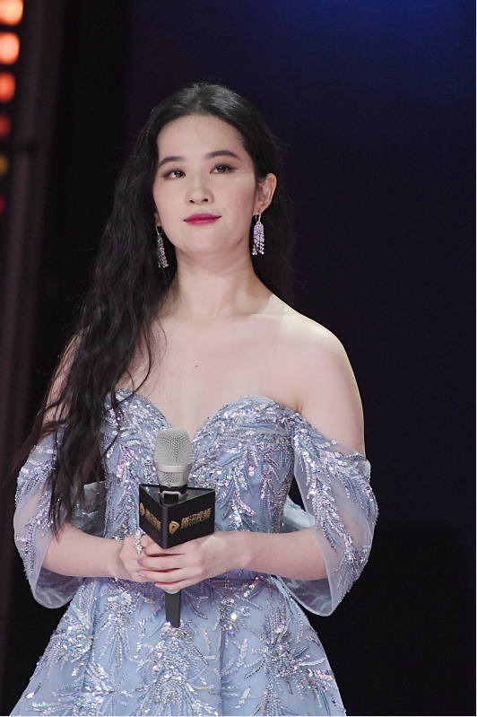 刘亦菲|刘亦菲是发福了吗？脸蛋圆了双下巴明显，但穿浅色裙子还是那么仙