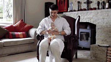 一身狼狈|宝宝多大了开始不用拍嗝了，晚上宝宝吃母乳睡着了后还用拍嗝了不吗？