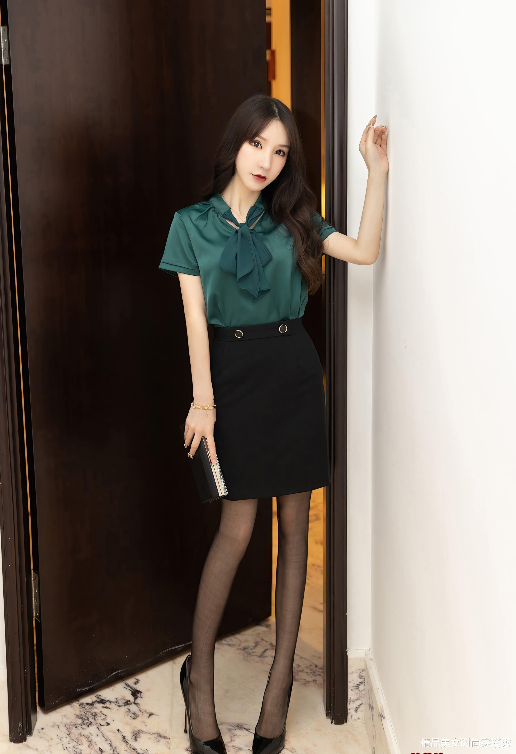 衬衫|墨绿色的丝质衬衫搭配黑色高腰包臀短裙让你秒变职场中的时尚女王