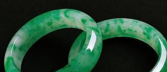 翡翠手镯|翡翠手镯的佩戴有一定讲究的,跟手腕也是有因缘,你能够了解到吗