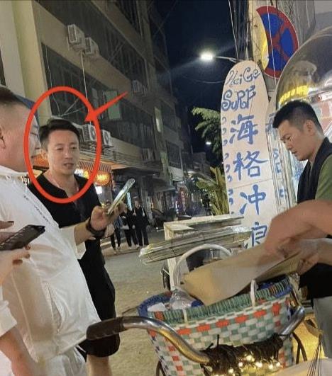 张兰|汪小菲心情大好，跟异性吃烧烤，张兰直播发飙，不准网友提及大小s