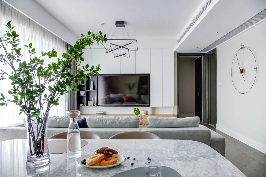 砸开半面墙露出大厨房，这个148m2小三房好看又实用！